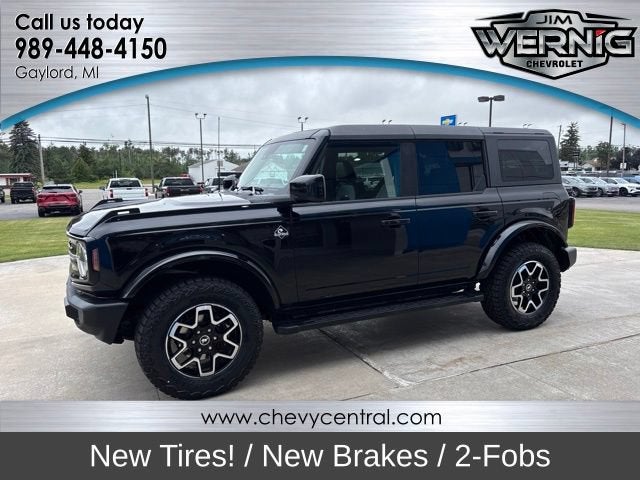 2023 Ford Bronco Outer Banks in Black — front three-quarter view